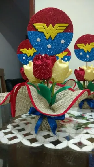 Centro de Mesa Mulher Maravilha