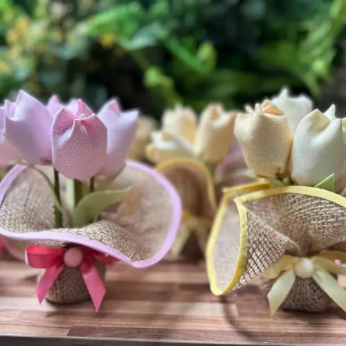Centro de Mesa Rosa e Amarelo