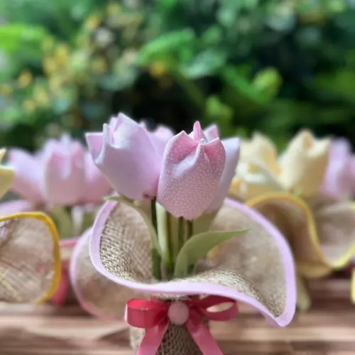 Centro de Mesa Rosa e Amarelo