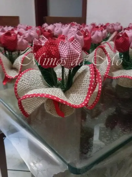 Centro de Mesa Vermelho Poá e Xadrez