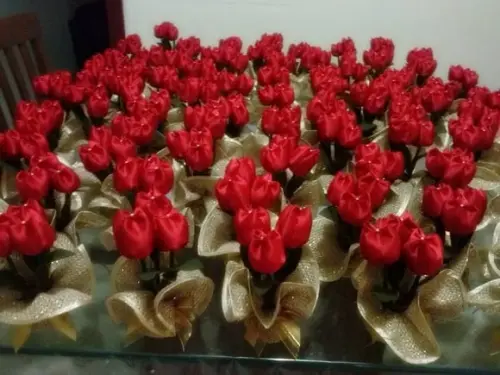 Vasinho de tulipas de cetim