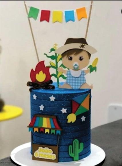 Topo de Bolo Junino Menino com Milho na Mão Arquivo de Corte