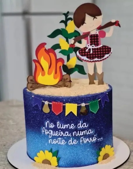 no Lume da Fogueira Numa Noite de Forro Topo de Bolo Junino