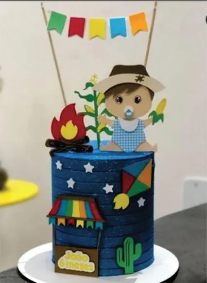 Topo de Bolo Junino Menino com Milho na Mão Arquivo de Corte