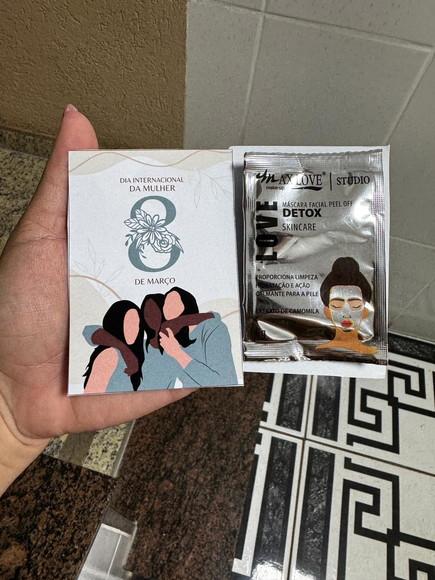 Card com Skincare Máscara Facial Brinde Dia da Mulher