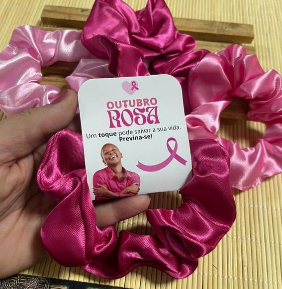 Scrunchie Xuxinha de Cetim Personalizada Brinde Outubro Rosa