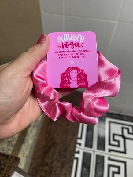 Scrunchie Xuxinha de Cetim Personalizada Brinde Outubro Rosa