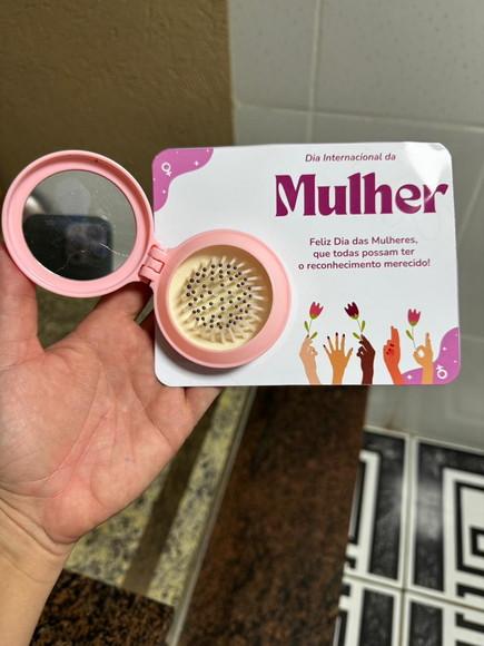 Brinde Outubro Rosa, Mini Escova de Bolsa com Espelho