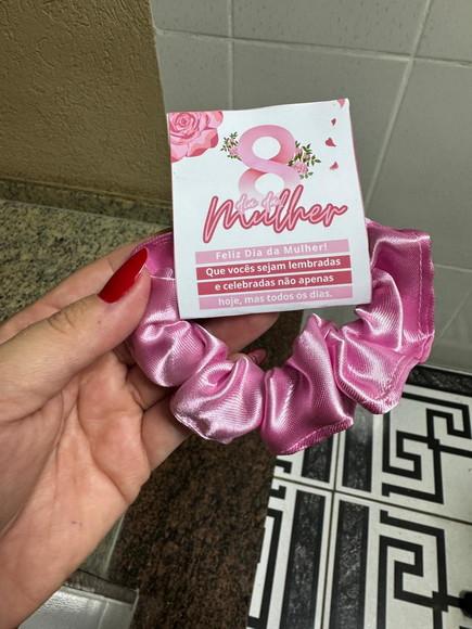 Scrunchie Xuxinha de Cetim Brinde Dia da Mulher