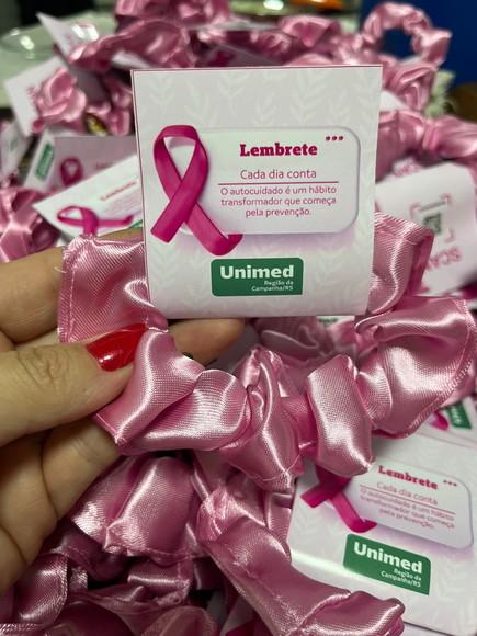 Scrunchie Xuxinha de Cetim Personalizada Brinde Outubro Rosa