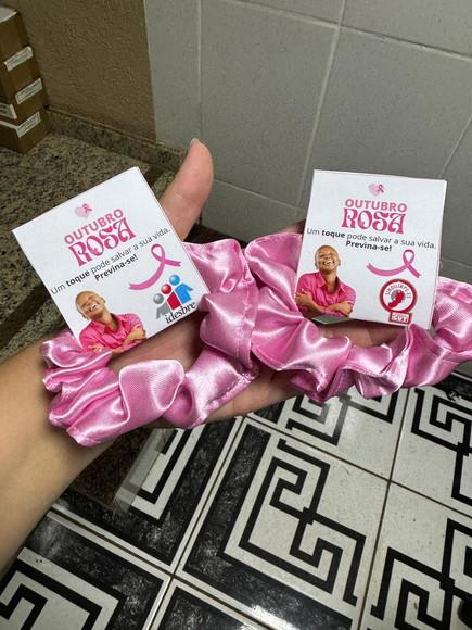 Scrunchie Xuxinha de Cetim Personalizada Brinde Outubro Rosa