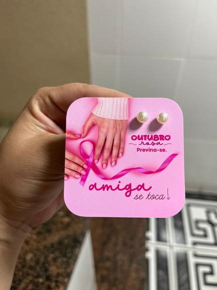 Card com Brinco Pérola, Brinde Outubro Rosa