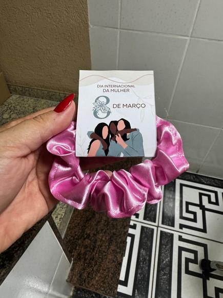 Scrunchie Xuxinha de Cetim Brinde Dia da Mulher