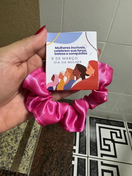 Scrunchie Xuxinha de Cetim Brinde Dia da Mulher