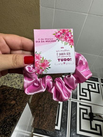 Scrunchie Xuxinha de Cetim Brinde Dia da Mulher