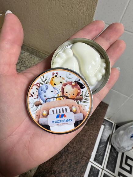Latinha com Pezinhos de Sabonete Lembrancinha Maternidade