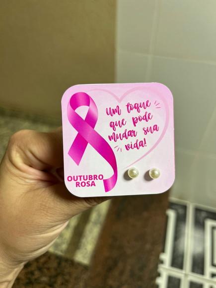 Card com Brinco Pérola, Brinde Outubro Rosa