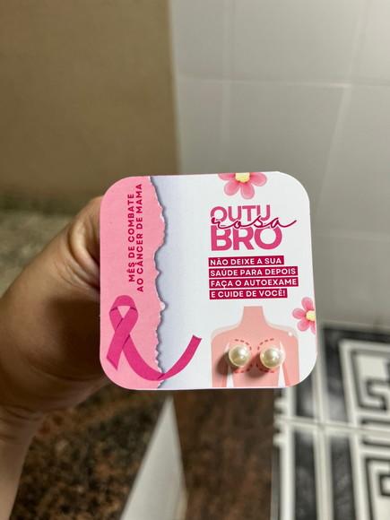 Card com Brinco Pérola, Brinde Outubro Rosa