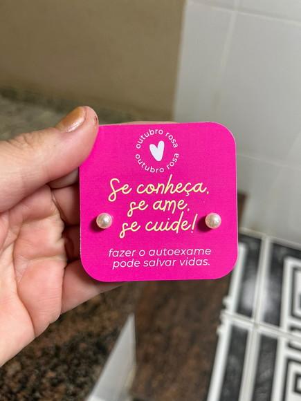 Card com Brinco Pérola, Brinde Outubro Rosa
