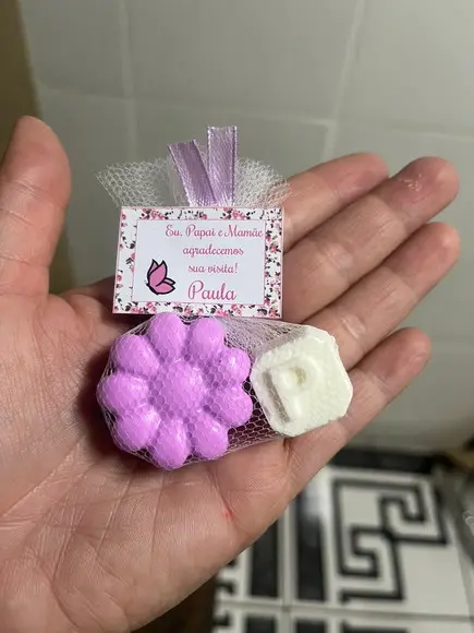 Sabonete de Flor com Inicial  |  Lembrancinha Nascimento para Menina