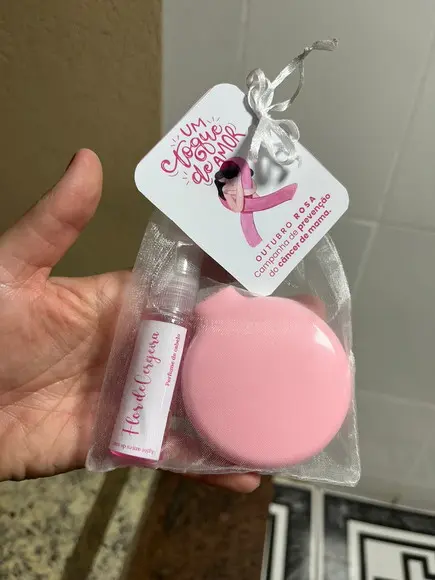 Brinde Outubro Rosa, Kit Perfume de Cabelo e Escova de Bolsa