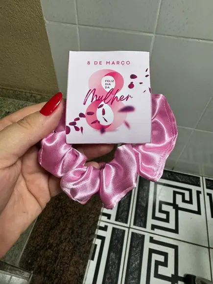 Scrunchie Xuxinha de Cetim Brinde Dia da Mulher
