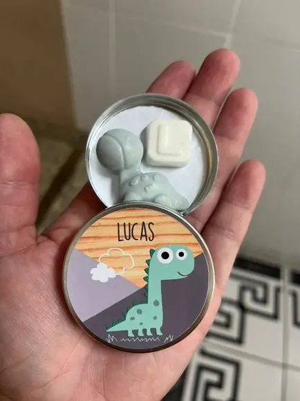 Latinha Com Sabonete De Dinossauro E Inicial, Letra