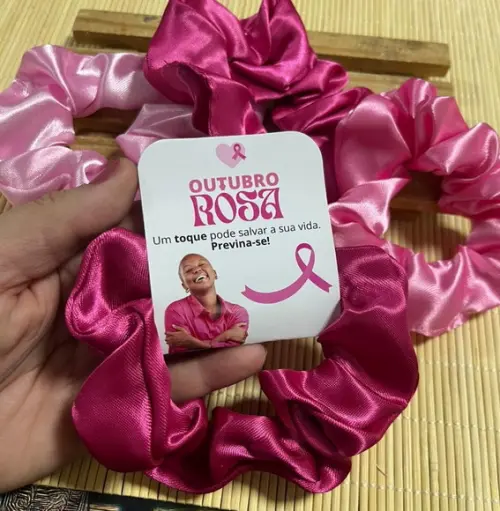 Scrunchie Xuxinha de Cetim Personalizada Brinde Outubro Rosa