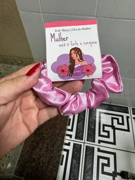 Scrunchie Xuxinha de Cetim Brinde 8 de Março, Dia da Mulher