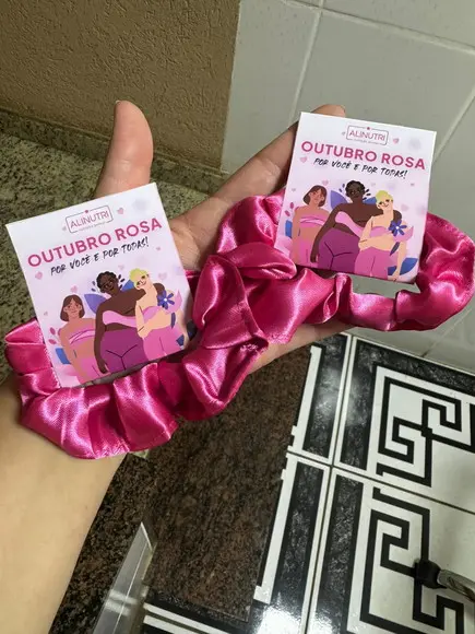Scrunchie Xuxinha de Cetim Personalizada Brinde Outubro Rosa
