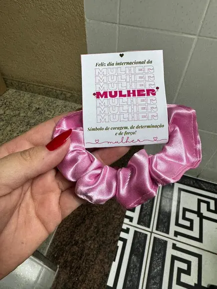 Scrunchie Xuxinha de Cetim Brinde Dia da Mulher