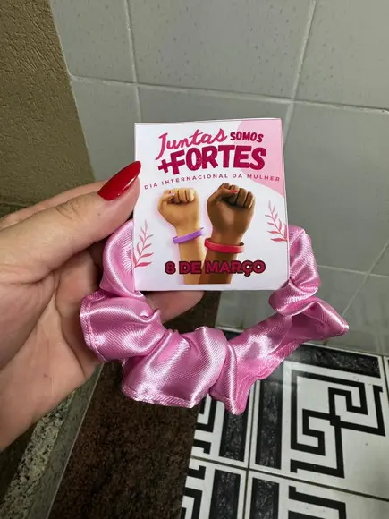 Scrunchie Xuxinha de Cetim Brinde Dia da Mulher