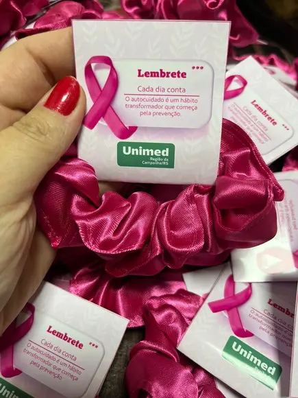 Scrunchie Xuxinha de Cetim Personalizada Brinde Outubro Rosa