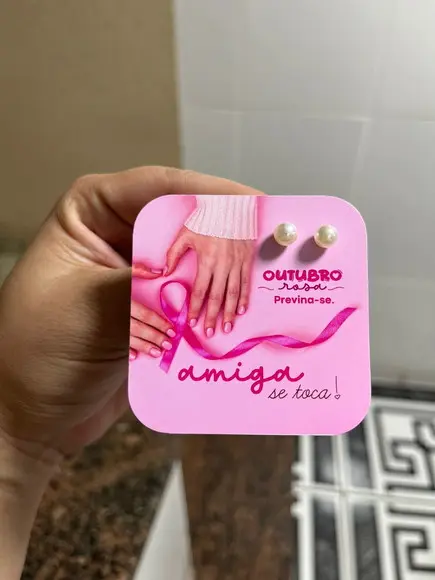 Card com Brinco Pérola, Brinde Outubro Rosa