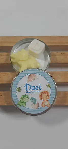 Latinha Com Sabonete De Dinossauro E Inicial, Letra