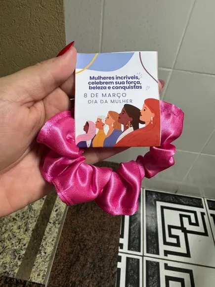 Scrunchie Xuxinha de Cetim Brinde Dia da Mulher