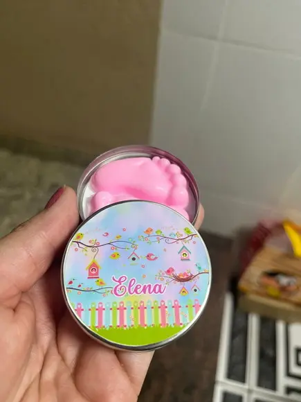 Latinha com Sabonete Pezinhos Lembrancinha de Maternidade
