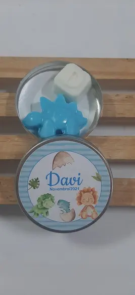 Latinha Com Sabonete De Dinossauro E Inicial, Letra