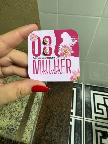 Card com Brinco Pérola, Brinde 8 de Março, Dia da Mulher