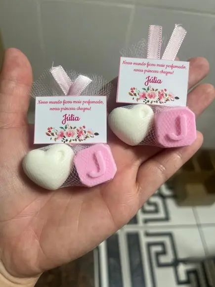 Sabonete de Coração e Inicial Lembrancinha Chá de Fraldas