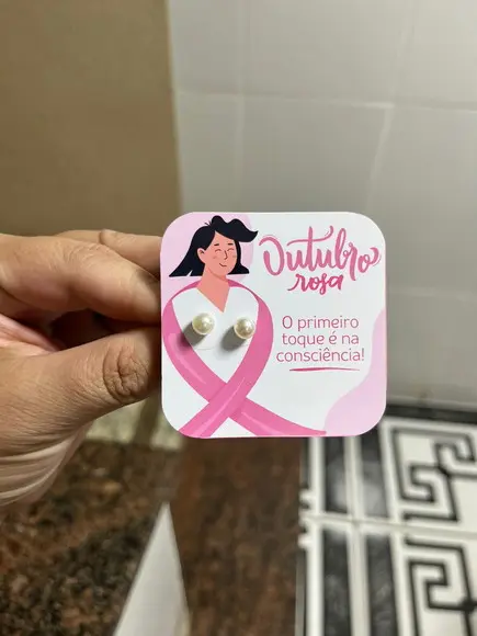 Card com Brinco Pérola, Brinde Outubro Rosa