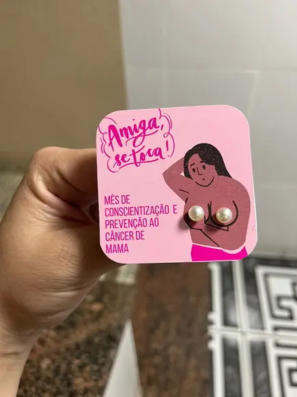 Card com Brinco Pérola, Brinde Outubro Rosa