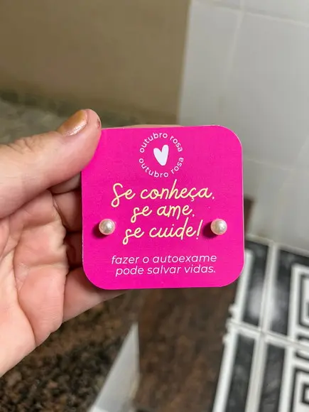 Card com Brinco Pérola, Brinde Outubro Rosa