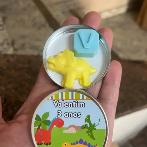 Latinha com Sabonete de Dinossauro e Inicial