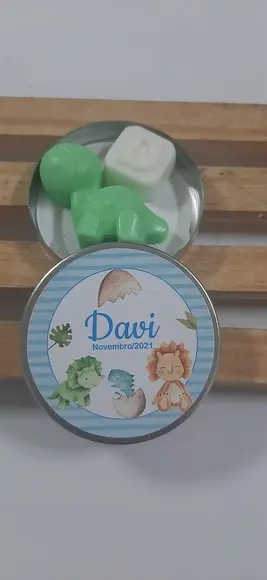 Latinha Com Sabonete De Dinossauro E Inicial, Letra