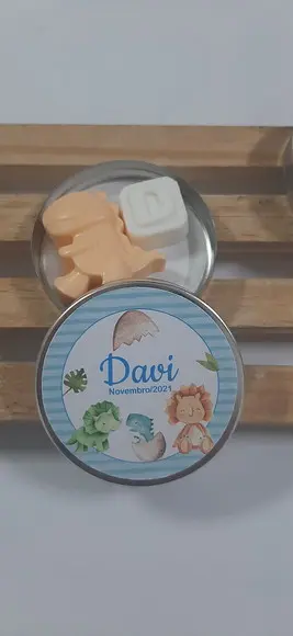 Latinha Com Sabonete De Dinossauro E Inicial, Letra