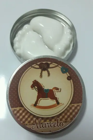 Latinha Com Mini Pezinhos