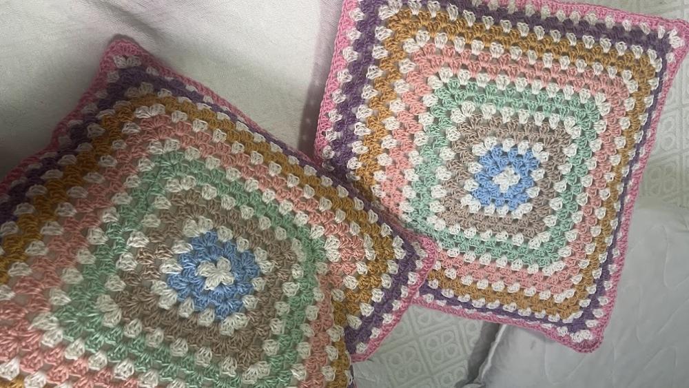Capa de Almofada de crochê 40 X 40 cm mod. granny square