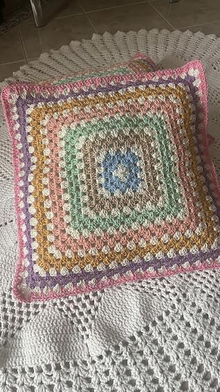 Capa de Almofada de crochê 40 X 40 cm mod. granny square