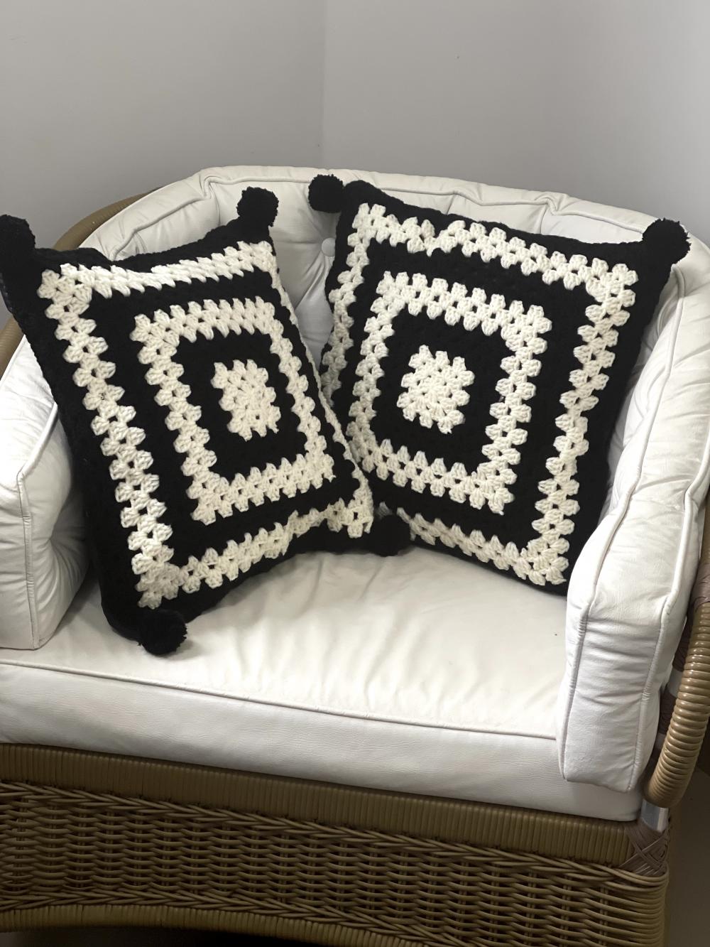 Capa de Almofada de crochê 40 X 40 cm mod.  Preto/off - Cópia